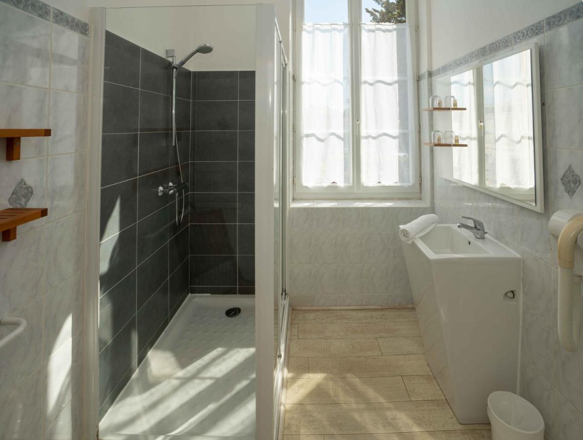 Hotel Le Square Saint-Pierre-d'Oleron Esterno foto